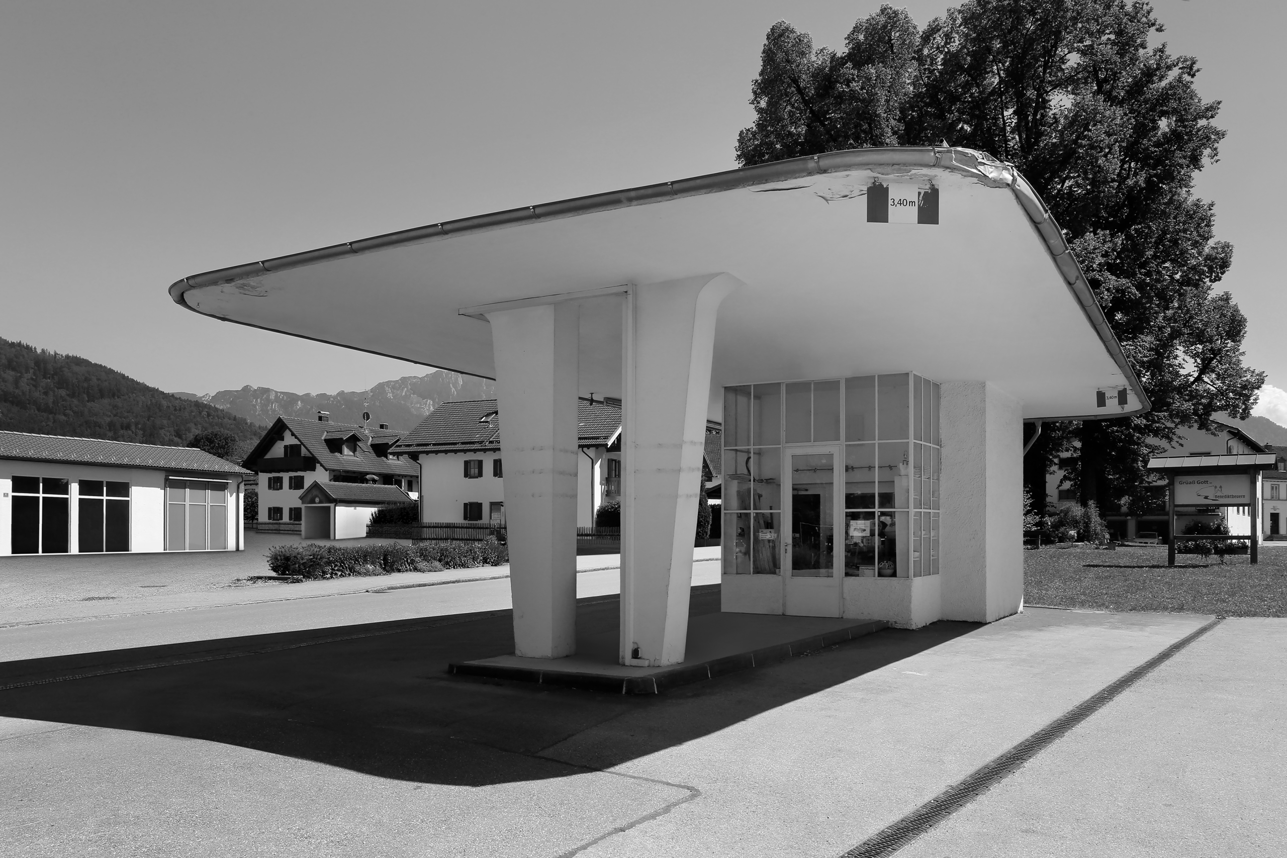 Ehemalige Tankstelle in Benediktbeuern Erbaut 1955 Ehemalige Tankstelle in Benediktbeuern Erbaut 1955