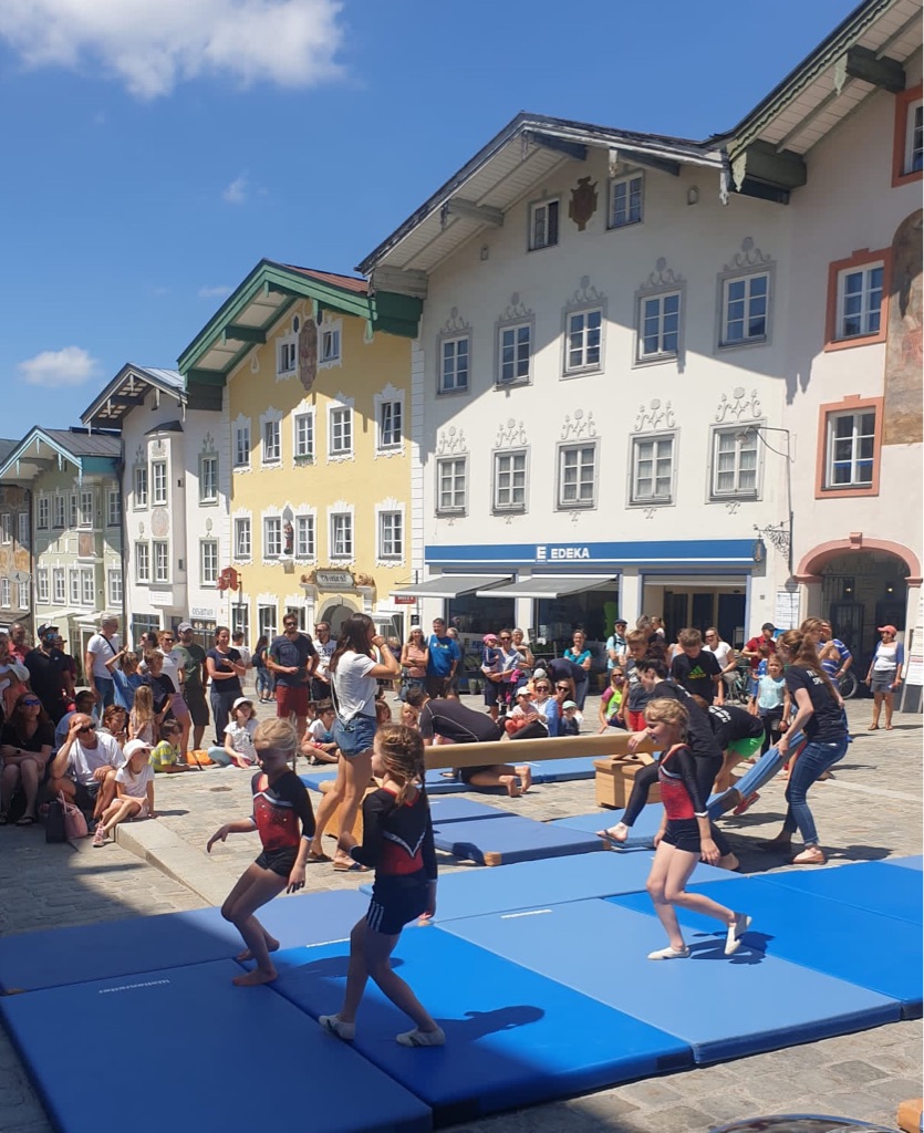 Kinder beim Turnen Kinder beim Turnen
