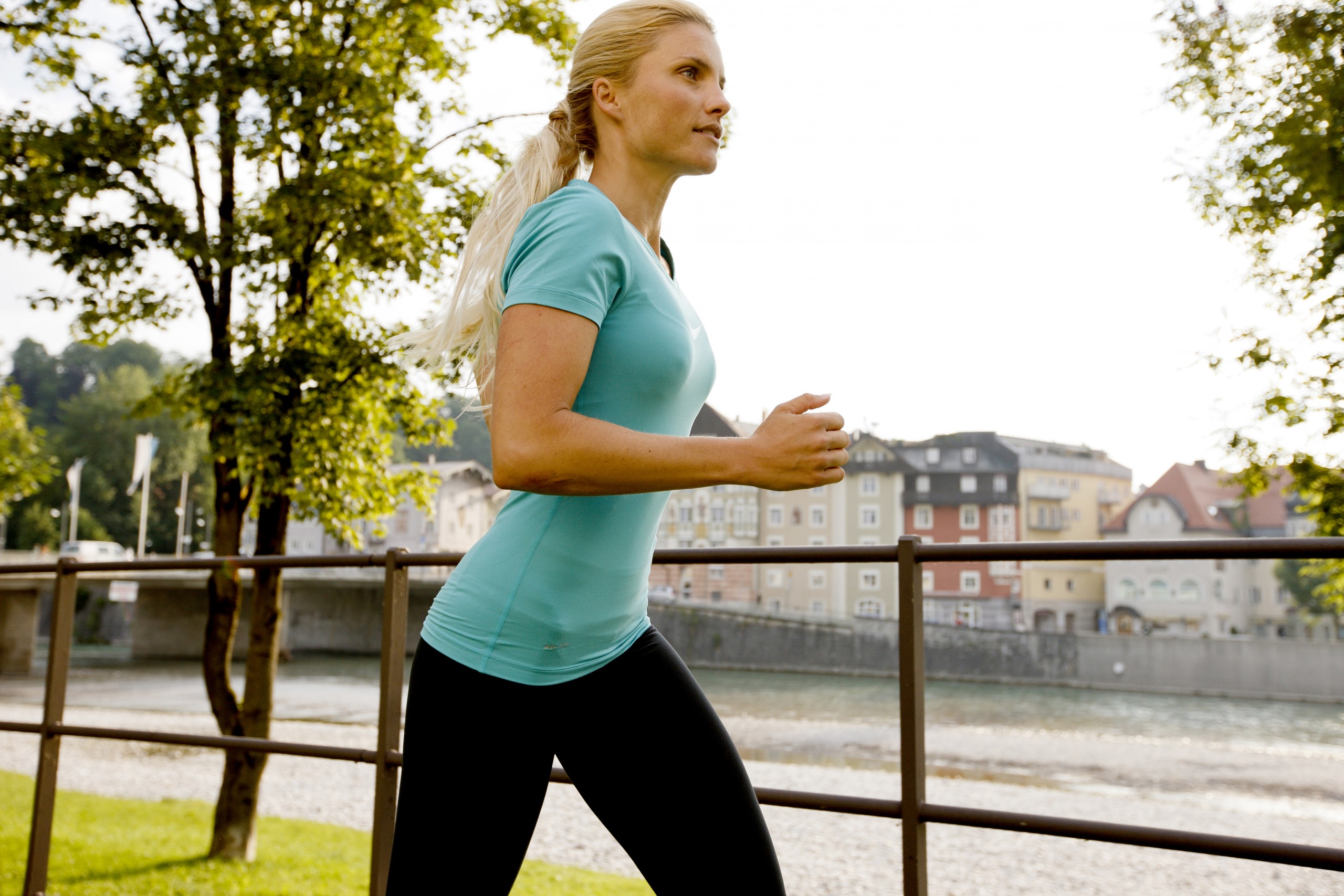 Dame beim Joggen Laufpark Isarwinkel