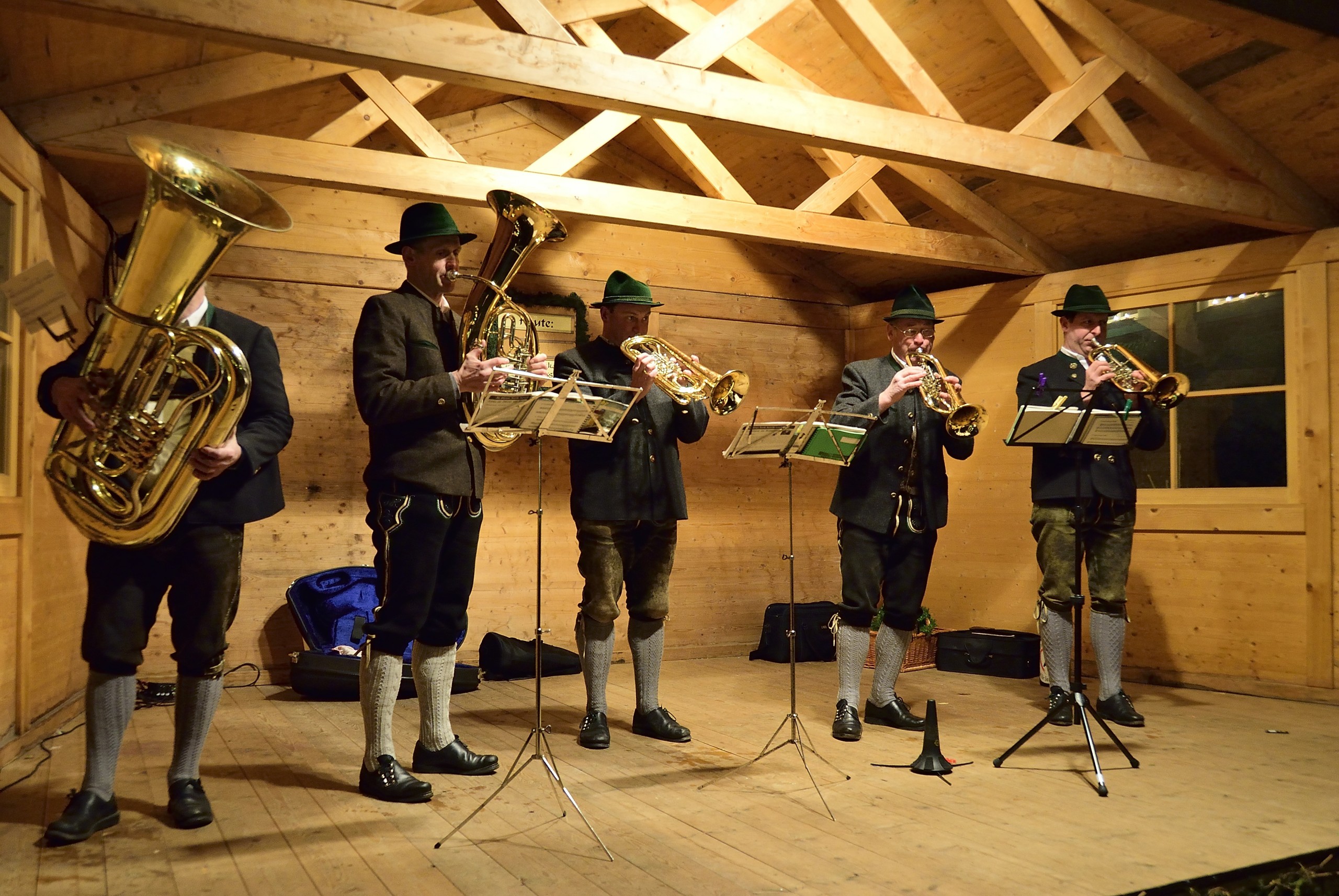 Musiker auf der Christkindlmarkt-Bühne Musik am Tölzer Christkindlmarkt