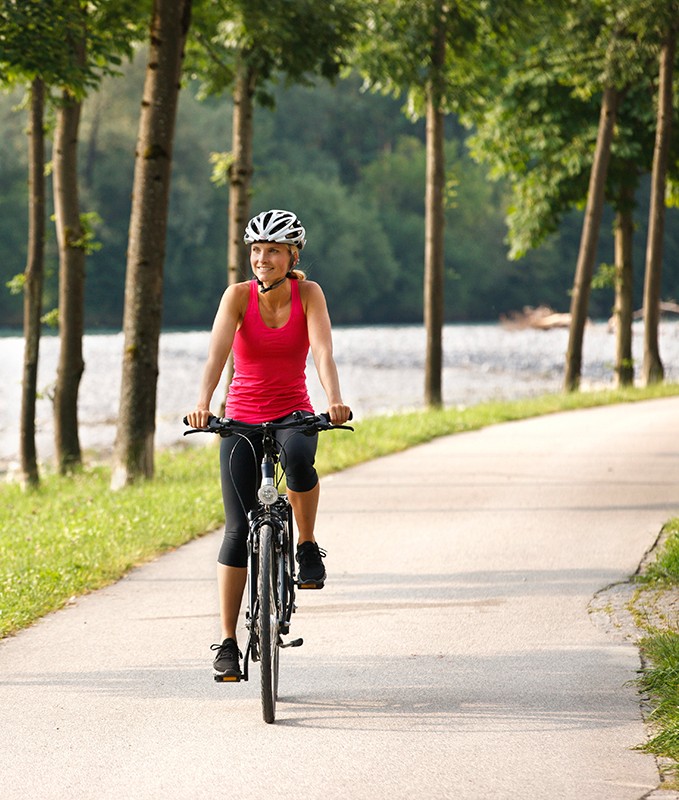 Fahrradfahrerin München-Venedig-Radweg