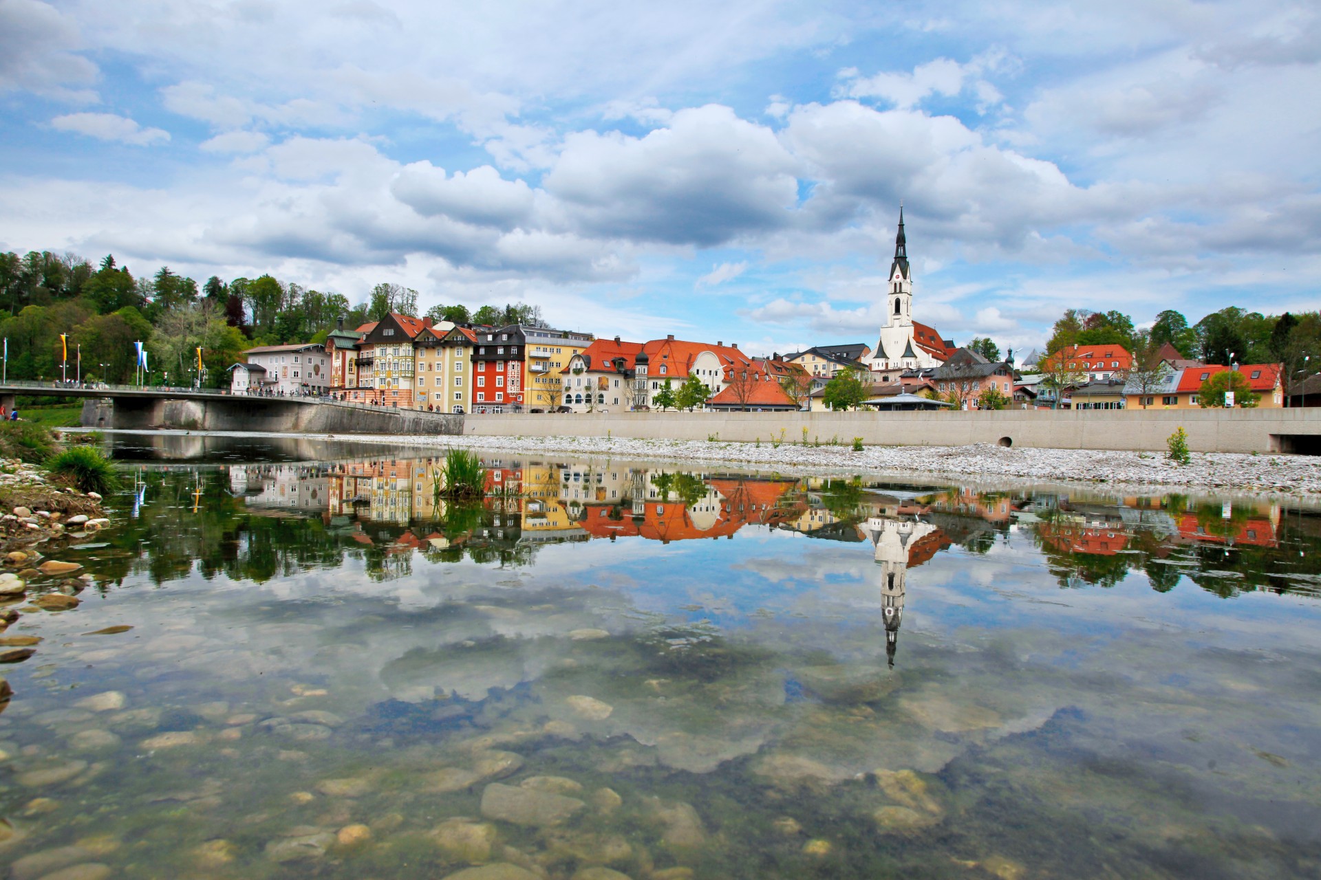 Stadtbild Bad Tölz von der Isar aus