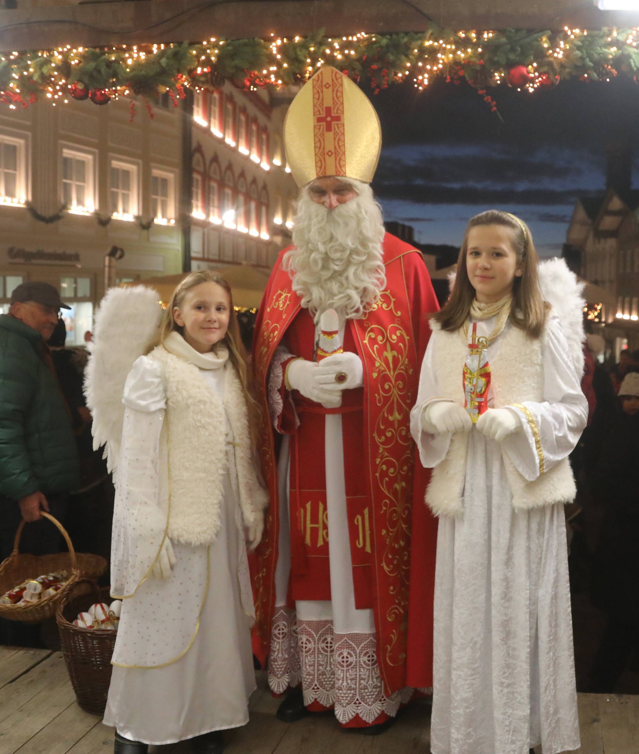 Nikolaus mit seinen Engerln Nikolaus am Tölzer Christkindlmarkt